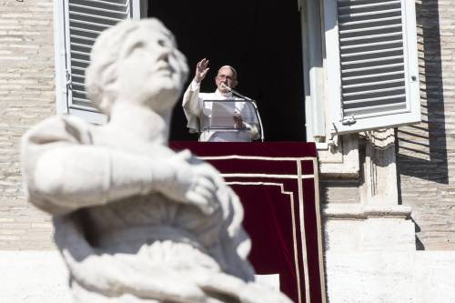 Piazza San Pietro piena per l'Angelus del Papa: i fedeli non hanno paura