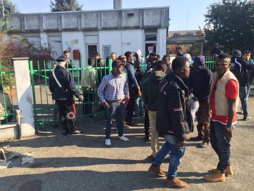 Vercelli, profughi in protesta per cibo e wifi