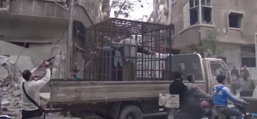 Siria, chiusi in gabbia dai ribelli e usati come scudi umani