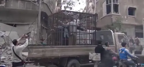 Siria, chiusi in gabbia dai ribelli e usati come scudi umani