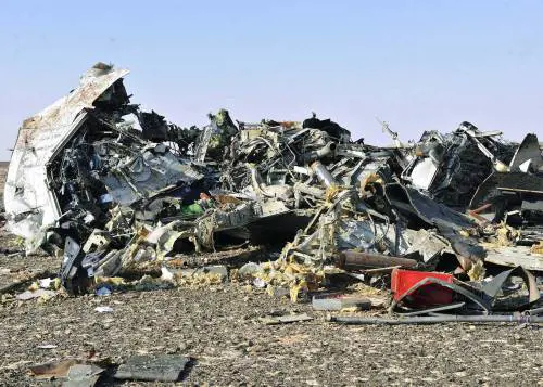 Aereo caduto, Putin ferma i voli e chiama il Cairo: "Ripartiranno"