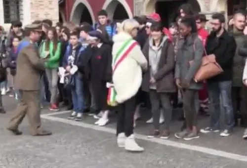 Non dà la mano a ragazza nera: bufera sul sindaco di Portogruaro