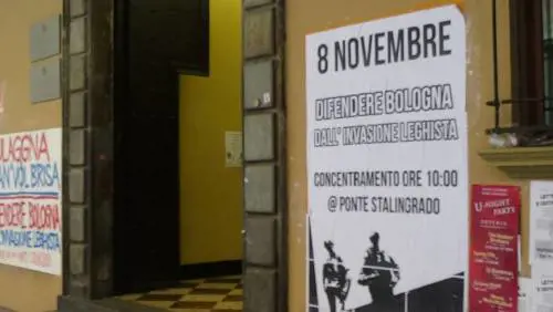 La vigilia dei centri sociali: minacce e muri lordati