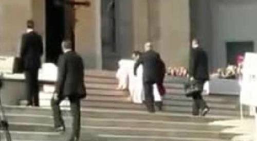 Papa cade sulle scale: poi si rialza da solo