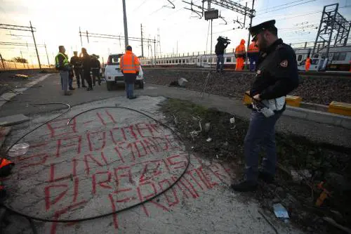 Bologna, fiamme sui binari. "Sabotare la manifestazione"