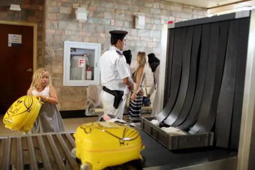 Controlli di sicurezza all'aeroporto egiziano di Sharm El Sheik