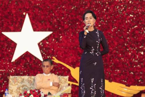 Aung San Suu Kyi durante un comizio in campagna elettorale
