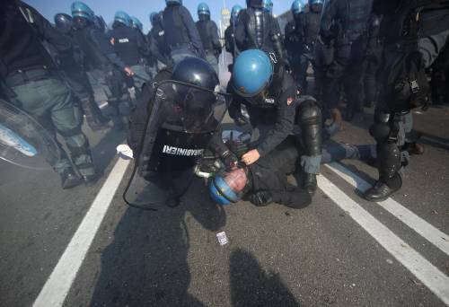 Bologna, calci e pietre contro la polizia: già liberi i tre antagonisti