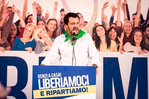 Bologna, blitz degli antagonisti: vermi contro Salvini