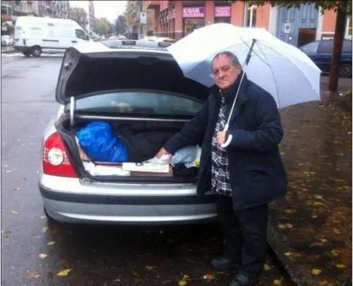 È malato e vive in un'auto. Il Comune: "Per te niente casa"