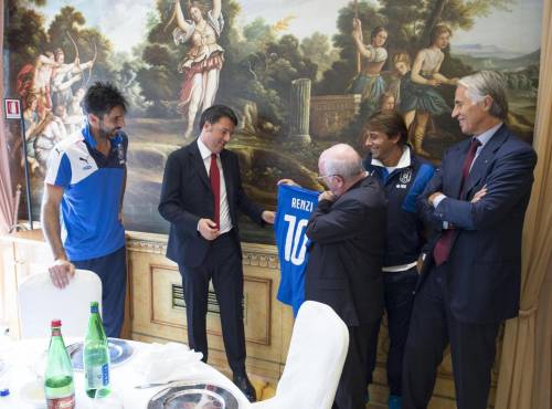Renzi riceve da Tavecchio, Conte e Malagò una maglia azzurra in regalo