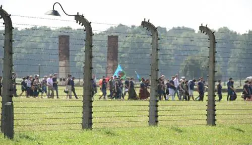 Rom ad Auschwitz durante una commemorazione