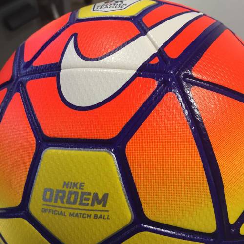 Sarri contro pallone invernale Nike: “Rotola male, meno gol”