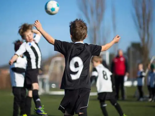 Molestava i compagni di calcio del figlio tredicenne: arrestato