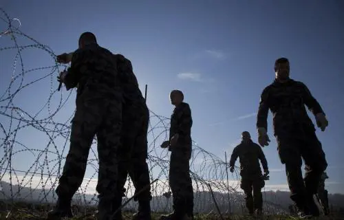 La Slovenia alza il muro