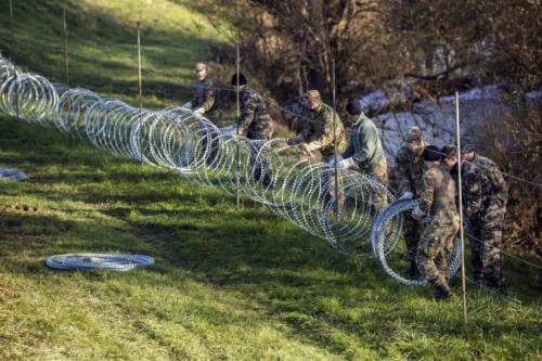 Croazia contro Slovenia: "Il vostro muro anti-profughi sconfina nel nostro territorio"