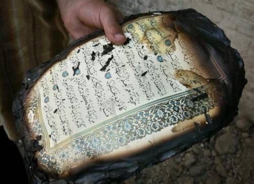 In Francia gli estremisti di destra bruciano una copia del Corano