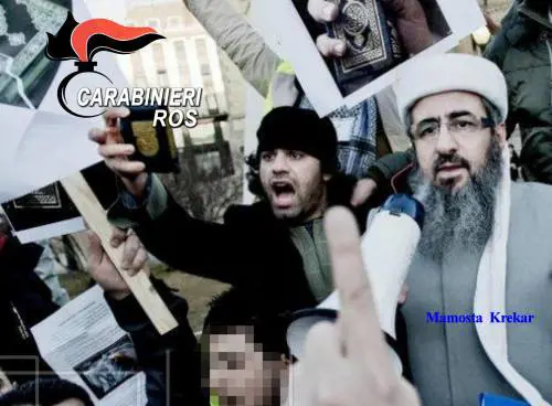 Il Mullah Krekar durante una protesta