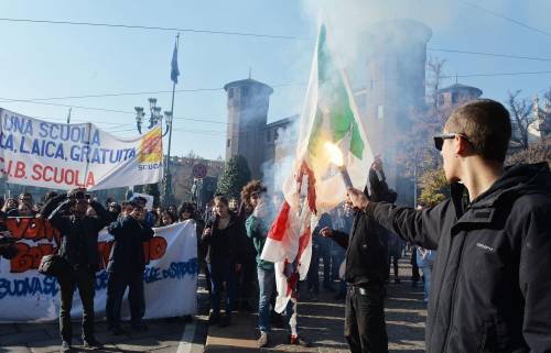 Alcuni studenti di Torino bruciano la bandiera del Pd 