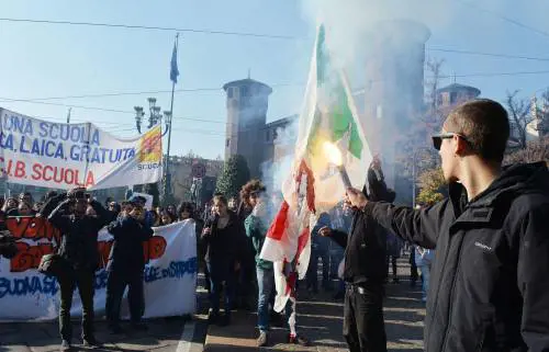 Alcuni studenti di Torino bruciano la bandiera del Pd 