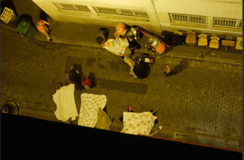 Un corpo senza vita fotografato sulle strade di Parigi
