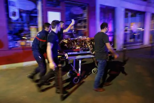 Attacco al teatro, il testimone: "Abbiamo camminato tra i cadaveri"