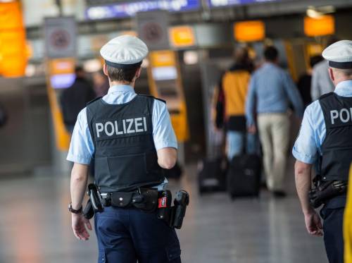 Pacchi sospetti e minacce: Parigi piomba nel terrore