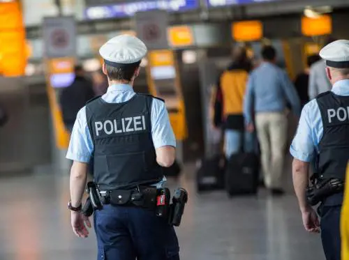Pacchi sospetti e minacce: Parigi piomba nel terrore