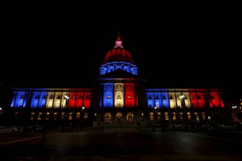 In tutto il mondo la solidarietà per Parigi si tinge del tricolore francese