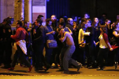 Tutti i misteri ancora irrisolti sugli attacchi di Parigi dell'Isis