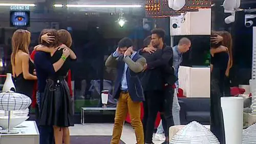 GF14: concorrenti informati su Parigi e diretta sospesa