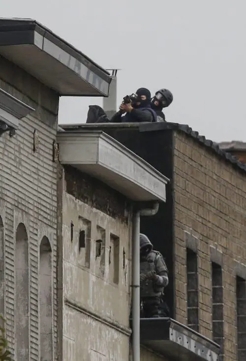 Il blitz delle teste di cuoio a Molenbeek, in Belgio