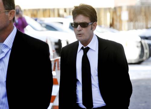 Charlie Sheen è di nuovo nei guai: "20mila dollari per uccidere l'ex"