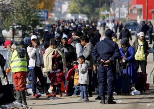 Migranti in attesa di entrare nel campo profughi di Presevo, in Serbia