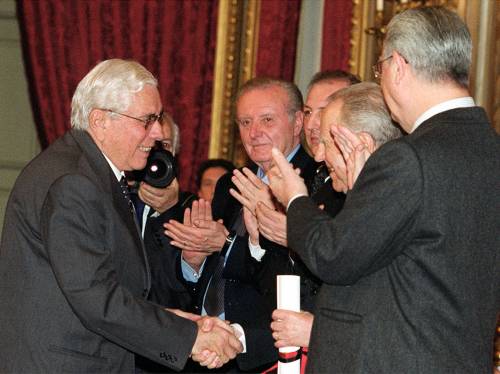 Mario Cervi riceve un premio al Quirinale (2001)