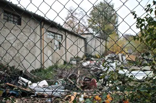 I rifiuti che portiamo in discarica? Finiscono nei campi rom