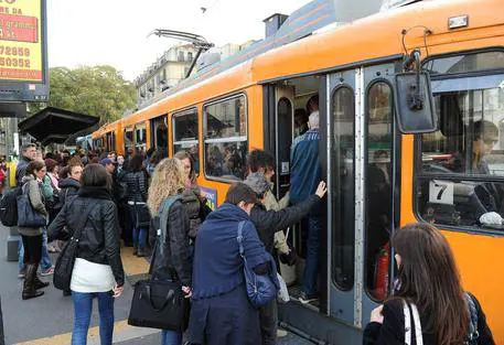 La conducente non lo fa scendere. E il passeggero gli spezza il braccio