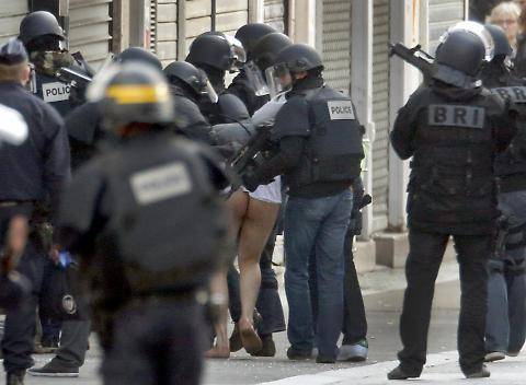 Saint Denis, sospetto terrorista arrestato: trascinato fuori senza mutande