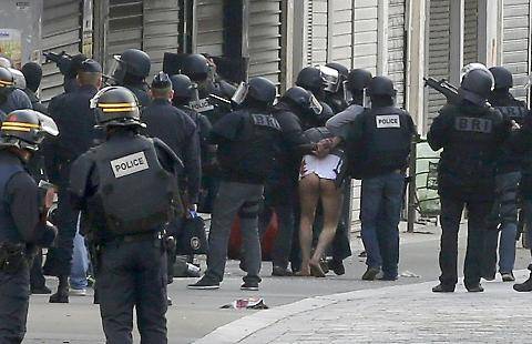 Parigi, terrorista arrestato e denudato