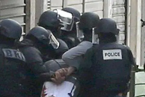 Parigi, infermiere soccorre una vittima ma è uno dei kamikaze