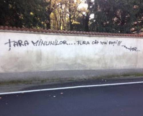 Messaggi in romeno sui muri della villa comunale: "Paese delle meraviglie, ruba più che puoi"