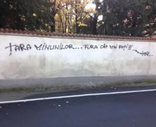 Messaggi in romeno sui muri della villa comunale: "Paese delle meraviglie, ruba più che puoi"