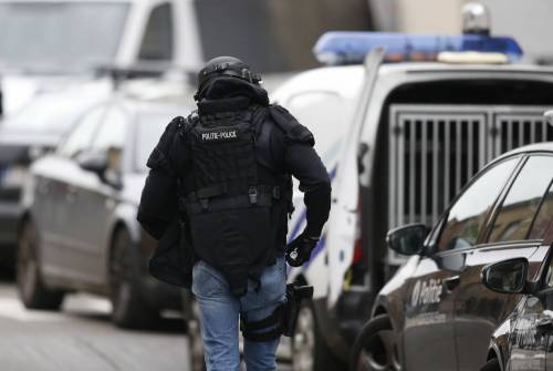 Valls: "Non esclusi attacchi batteriologici". Nuovi blitz in Belgio