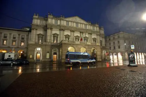 Se lo Stato che ci rassicura poi scappa perfino dalla Scala