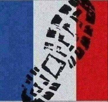 La bandiera francese calpestata, La guerra dell'Isis sui social