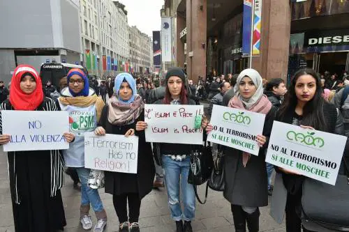 Ragazze delle comunità islamiche manifestano a San Babila