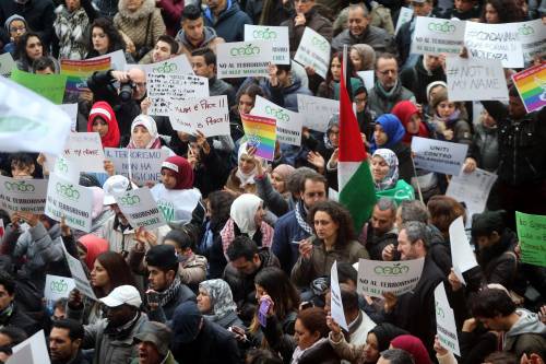 La piazza islamica contro il terrore: "Uniti ora, o il terrorismo avrà vinto"