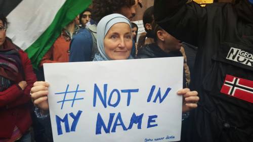 Islamici in piazza a Milano: "I terroristi non sono musulmani"