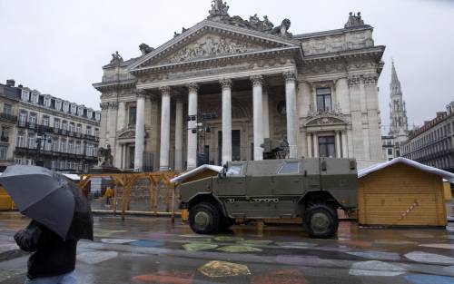 Bruxelles, caccia a due uomini "Pericolosi: hanno una bomba"