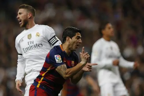 Luis Suarez festegga il primo gol durante il "clasico" contro il Real Madrid